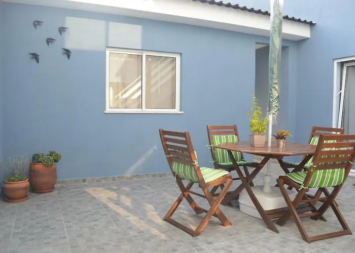 Yellow Door Nyaraló *